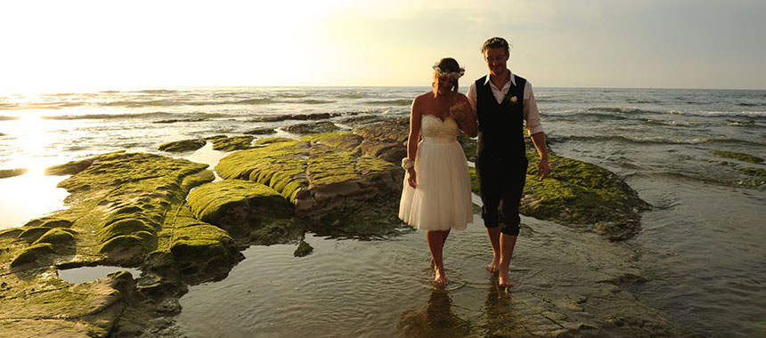 un couple de Nouvelle Zélande se marie sur une plage de Biarritz