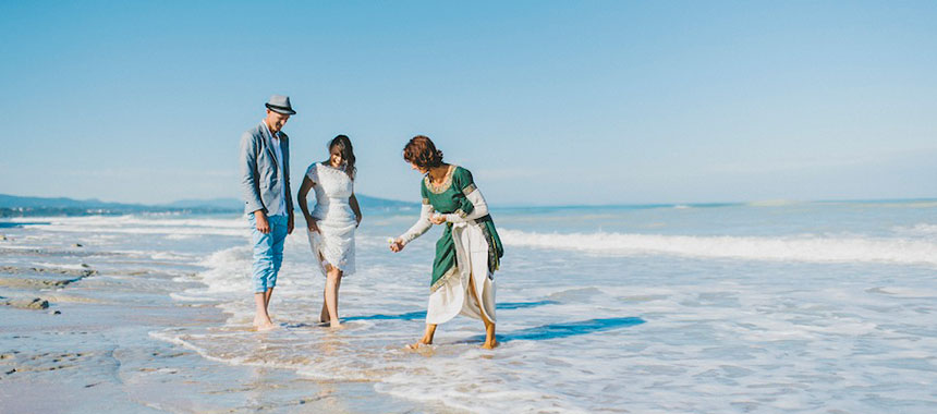 Bénédiction les pieds dans l'Eau pour un mariage sur la plage