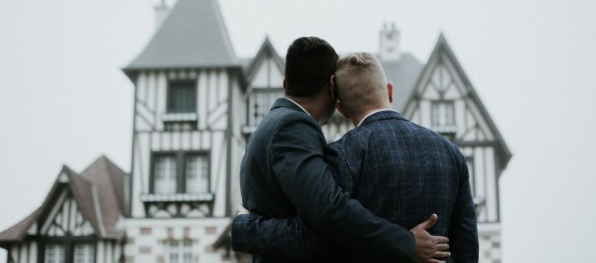 Elopement gay couple Normandy France